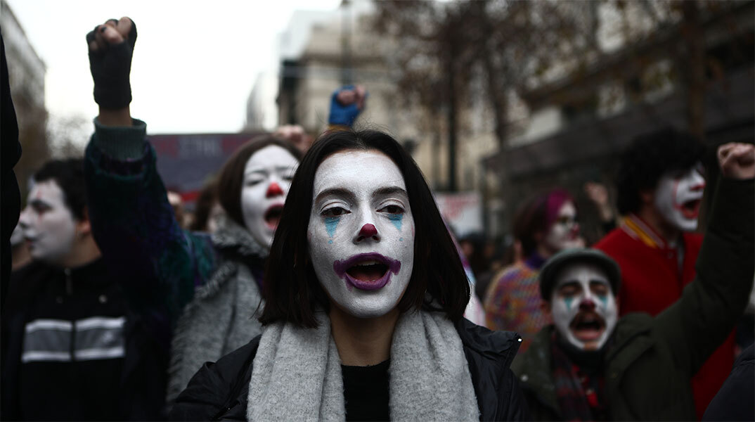 Στιγμιότυπο από τη διαμαρτυρία καλλιτεχνών στο κέντρο της Αθήνας
