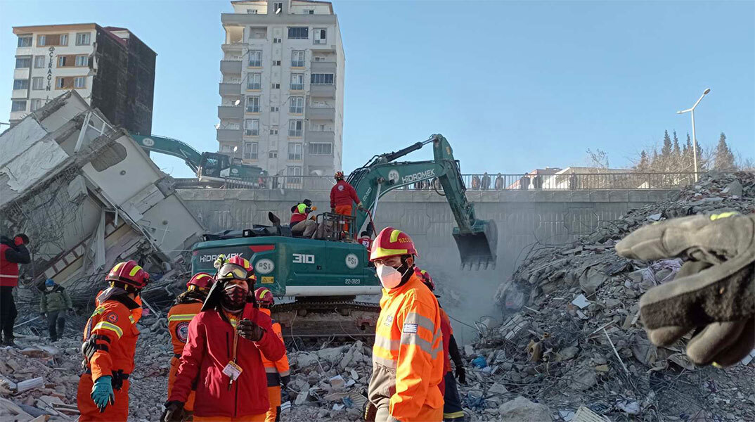 Εθελοντές διασώστες στα χαλάσματα