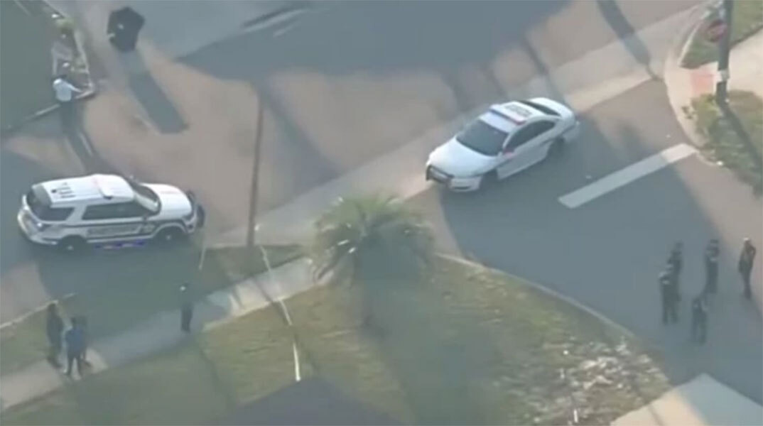 Δυνάμεις της αστυνομίας στο σημείο όπου σημειώθηκε η επίθεση ενόπλου στη Φλόριντα