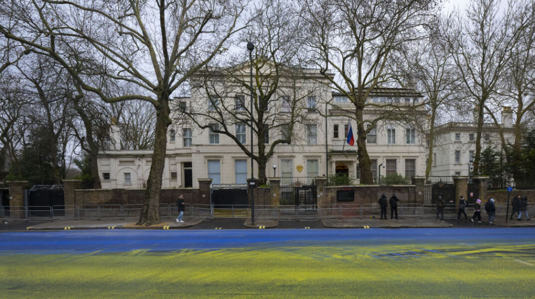 Λονδίνο: Ακτιβιστές έβαψαν το δρόμο μπροστά από τη πρεσβεία της Ρωσίας, στα χρώματα της Ουκρανίας