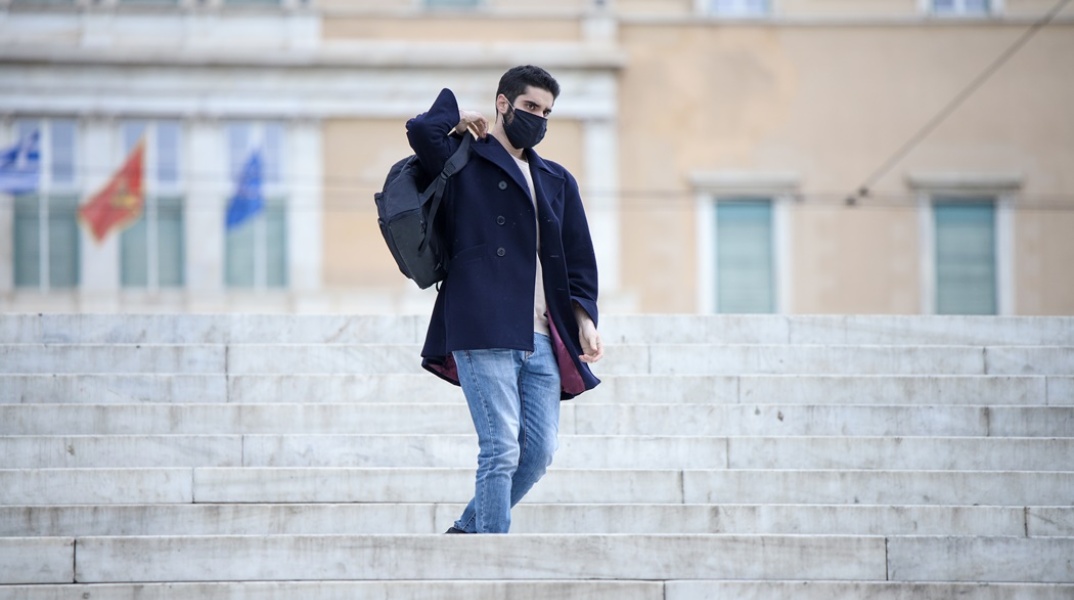 Πολίτες με μάσκα προστασίας από τον κορωνοϊό στο κέντρο της Αθήνας