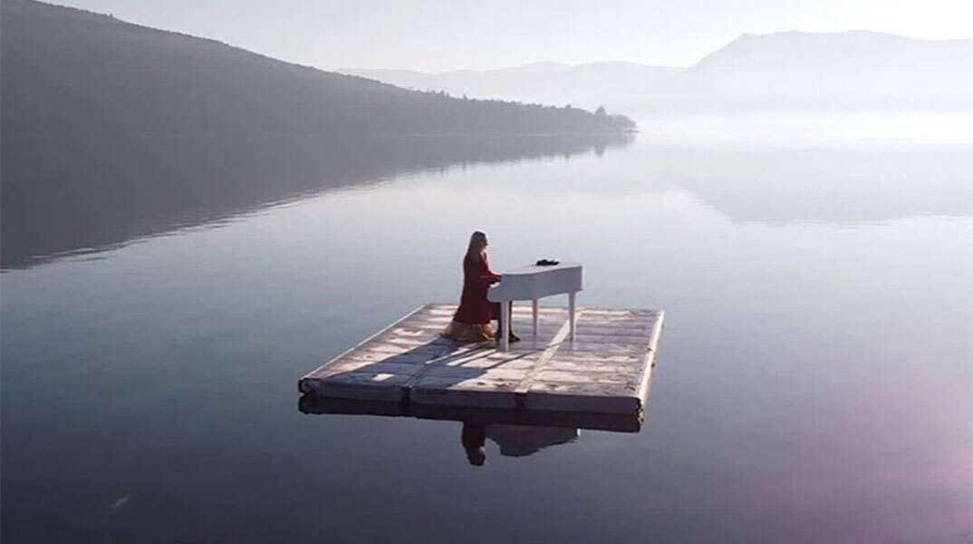 Η πιανίστα Έλενα Ξυδιά έπαιξε πιάνο στη μέση της λίμνης της Καστοριάς