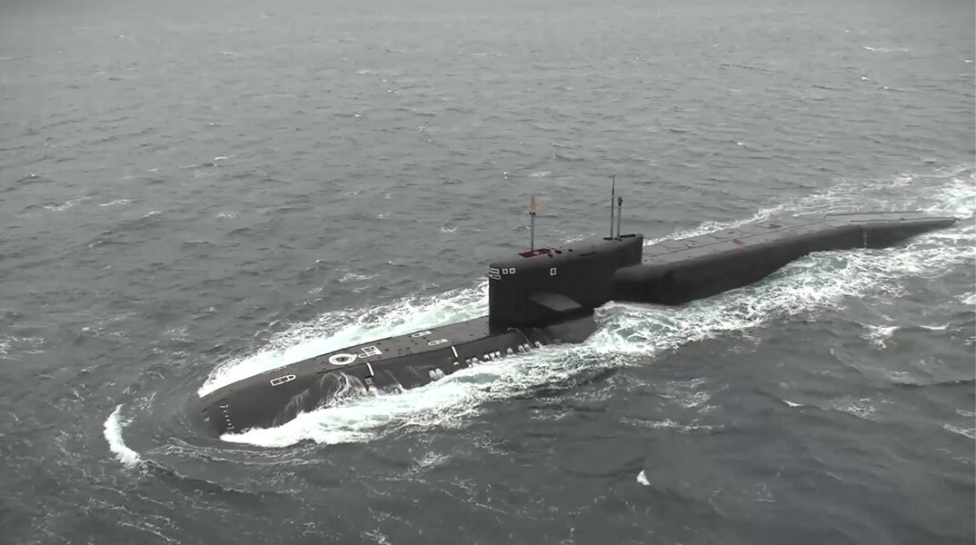 To ρωσικό πυρηνικό υποβρύχιο «Tula» κατά τη διάρκεια στρατιωτικής άσκησης