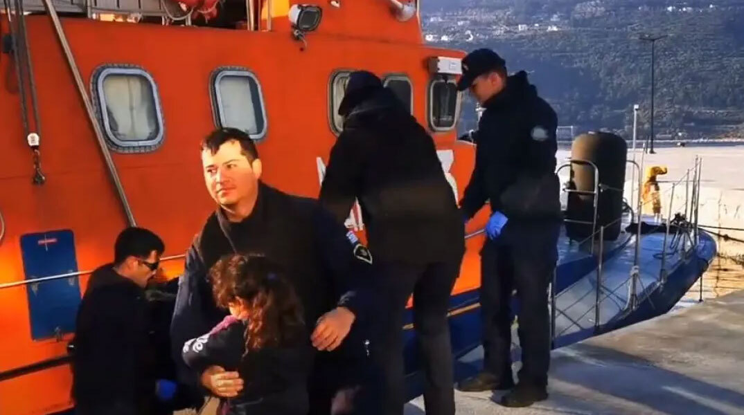 Λιμενικοί στη Σάμο έχουν απομακρύνει με ασφάλεια μετανάστες που κινδύνεψαν στη θάλασσα