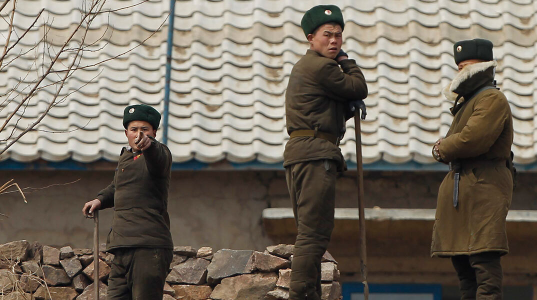 Στρατιώτες στη Βόρεια Κορέα στα σύνορα με την Κίνα