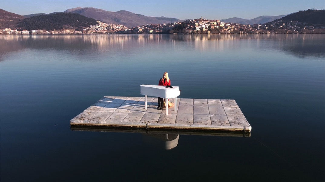Η «ιπτάμενη» πιανίστρια Έλενα Ξυδιά παίζει πιάνο στη μέση της λίμνης στην Καστοριά