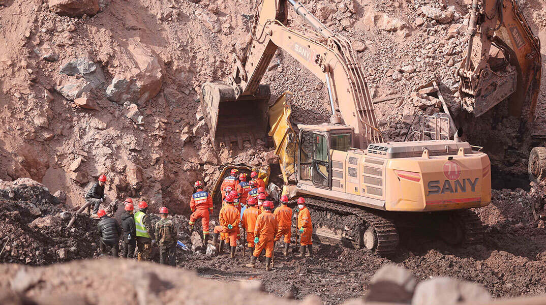 Διασώστες στην Κίνα αναζητούν επιζώντες σε ορυχείο άνθρακα που κατέρρευσε
