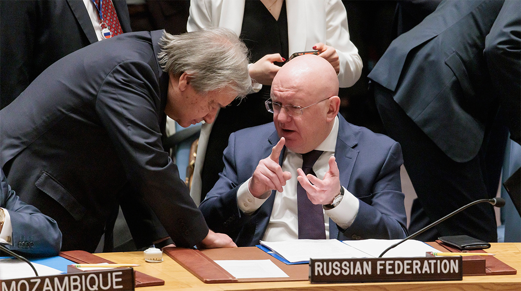 Ο Αντόνιο Γκουτέρες συνομιλεί με τον πρέσβη της Ρωσίας στον ΟΗΕ Βασίλι Νεμπένζια