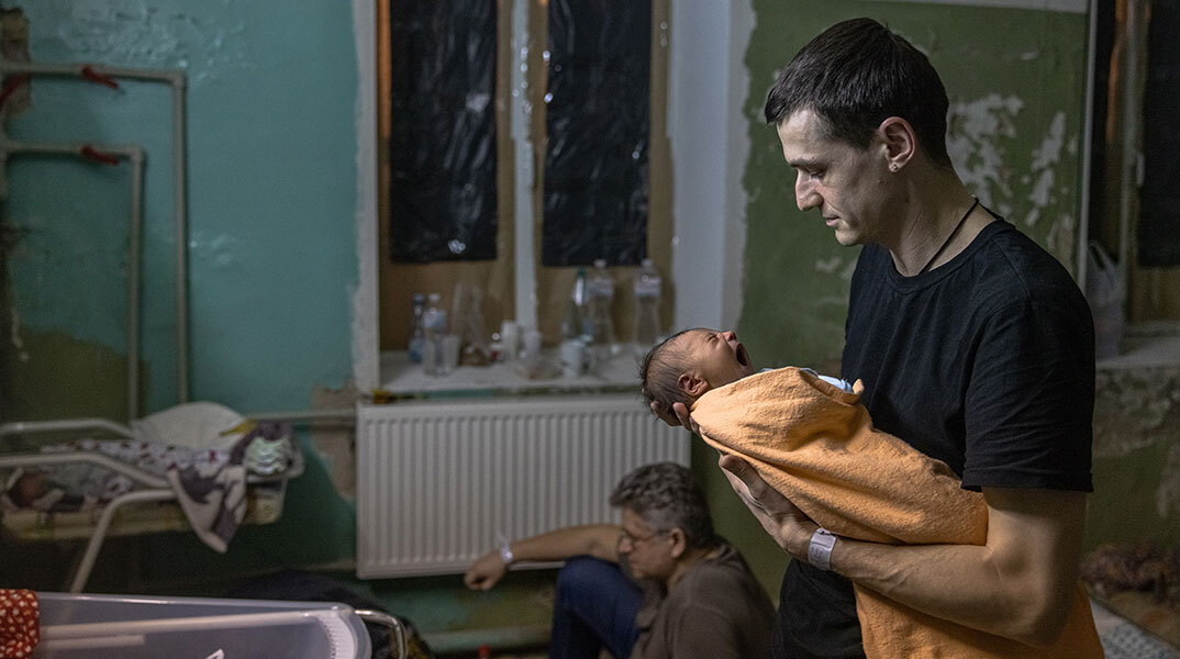 Πατέρας στο Χάρκοβο της Ουκρανίας κρατά στα χέρια το νεογέννητο παιδί του