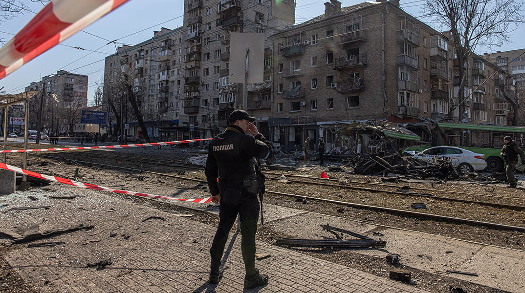 Εικόνα καταστροφής μετά τον ρωσικό βομβαρδισμό στο Κίεβο