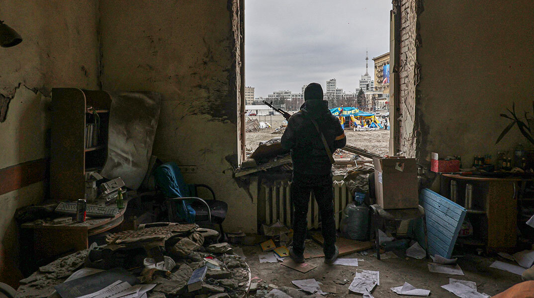 Ουκρανός στρατιώτης μέσα σε βομβαρδισμένο κτίριο στο Χάρκοβο