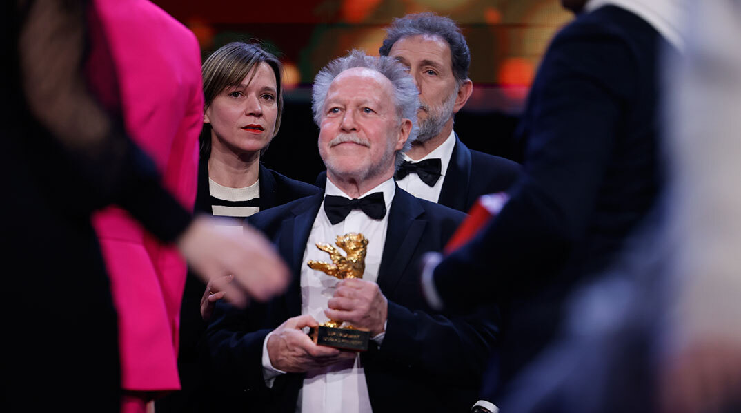 Ο σκηνοθέτης Νικολά Φιλιμπέρ  στη Berlinale 2023 με τη Χρυσή Άρκτο για το ντοκιμαντέρ του «On the Adamant»