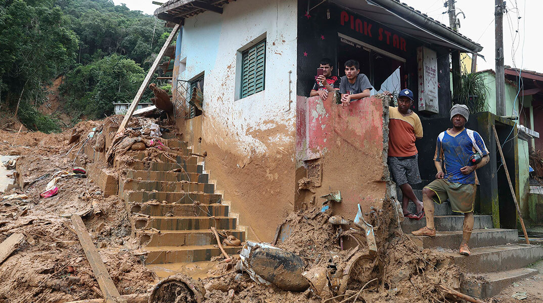 Σπίτια στη Βραζιλία μέσα στις λάσπες και τα χώματα μετά τις κατολισθήσεις