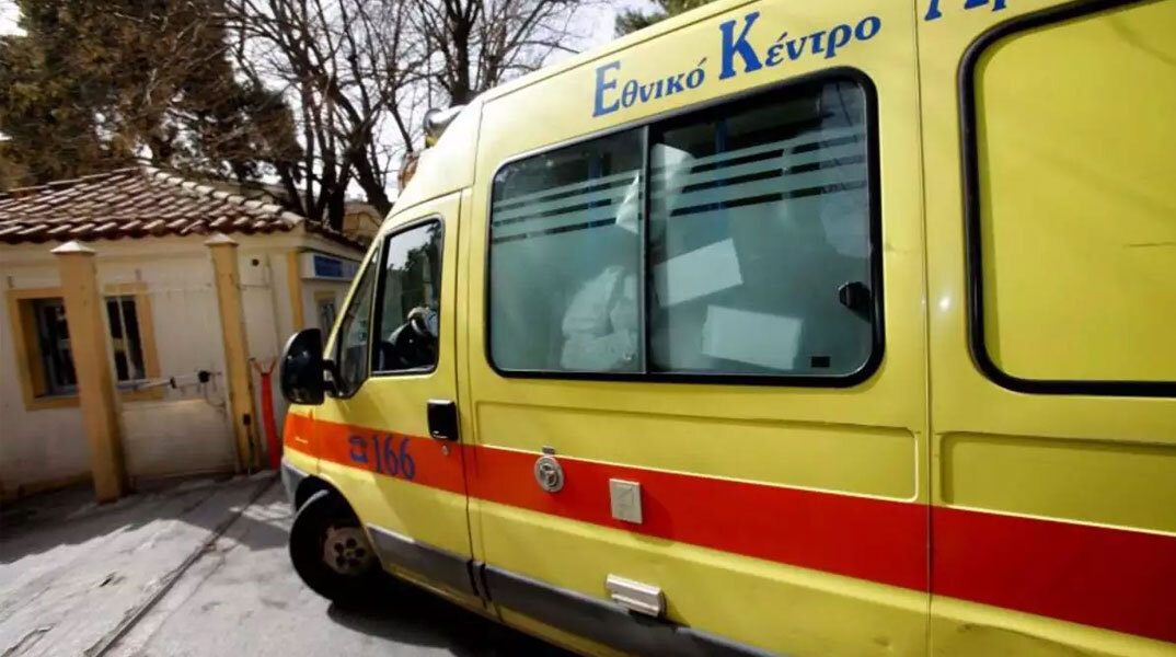 Ασθενοφόρο του ΕΚΑΒ έξω από νοσοκομείο