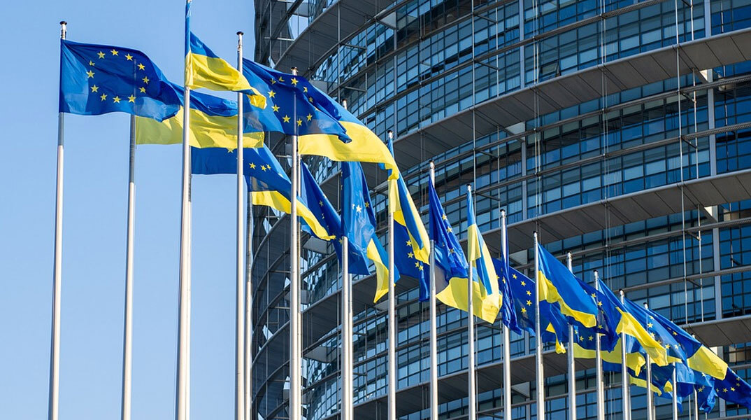 Σημαίες της Ουκρανίας και της Ευρωπαϊκής Ένωσης κυματίζουν στις Βρυξέλλες