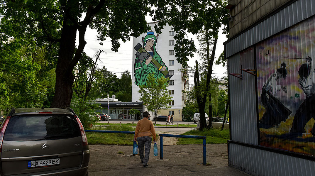 Mural στο Κίεβο δείχνει την Παναγία να κρατά ένα αντιαρματικό javelin