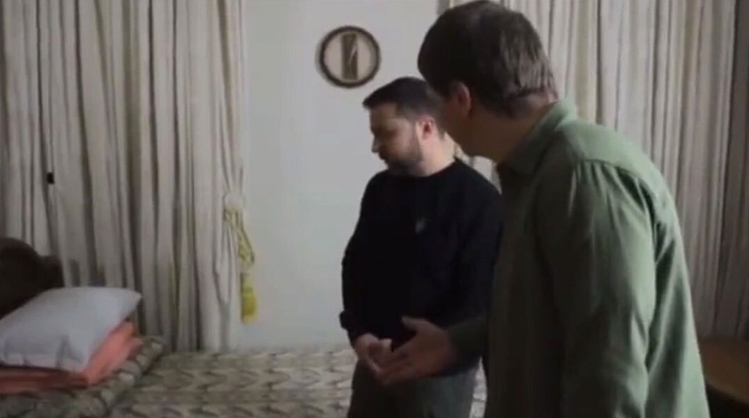 Ο Βολοντίμιρ Ζελένσκι στο δωμάτιο που χρησιμοποιεί μετά τη ρωσική εισβολή στην Ουκρανία