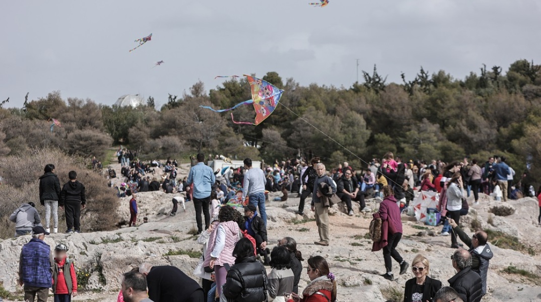 ΚΟΥΛΟΥΜΑ ΣΤΟΝ ΛΟΦΟ ΤΟΥ ΦΙΛΟΠΑΠΠΟΥ ΑΠΟ ΤΟΝ ΔΗΜΟ ΑΘΗΝΑΙΩΝ (ΒΑΣΙΛΗΣ ΡΕΜΠΑΠΗΣ/EUROKINISSI)