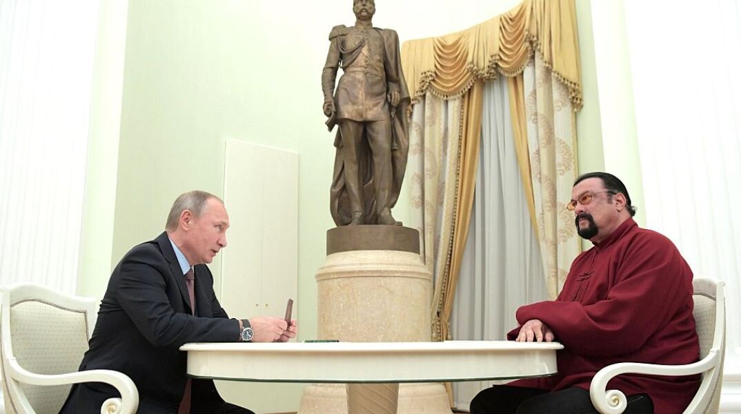 Ο Πούτιν απένειμε βραβείο φιλίας στον ηθοποιό Στίβεν Σιγκάλ