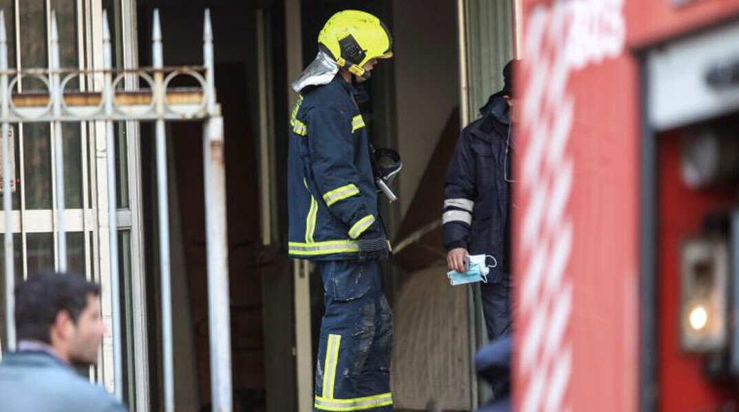 Πυροσβέστες μπαίνουν σε κτίριο που ξέσπασε φωτιά