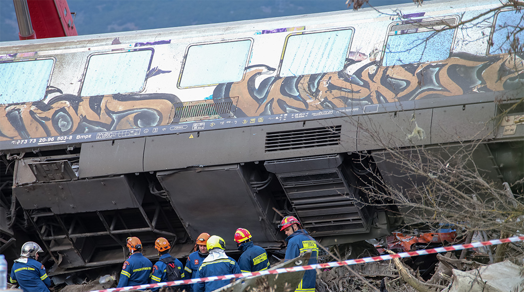 Διασώστες επιχειρούν στον τόπο του δυστυχήματος στα Τέμπη