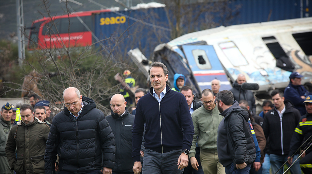 Στον τόπο του δυστυχήματος στα Τέμπη ο Κυριάκος Μητσοτάκης