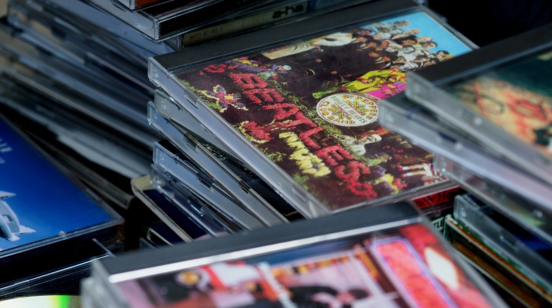 Σαν σήμερα 2 Μαρτίου 1983: Τα πρώτα compact disc κυκλοφορούν στις ΗΠΑ και τις διεθνείς αγορές, ένα χρόνο μετά το λανσάρισμά τους στην Ιαπωνία.