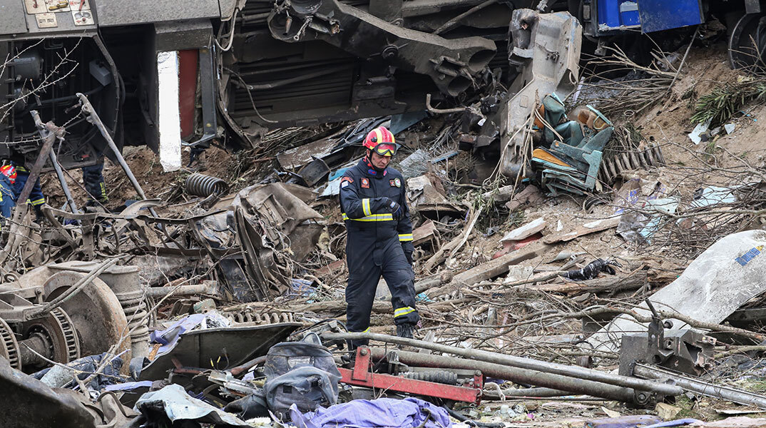 Πυροσβέστης ανάμεσα στα συντρίμμια μετά τη φονική σύγκρουση τρένων στα Τέμπη
