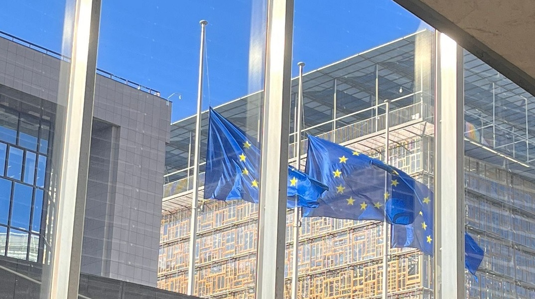 Τέμπη - Σύγκρουση τρένων: Μεσίστιες οι σημαίες στα κτίρια της Κομισιόν