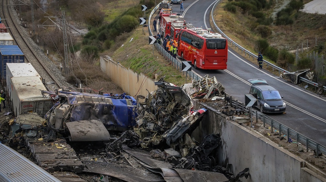 Σύγκρουση τρένων στα Τέμπη: «Βρήκαμε στα χωράφια 4 - 5 ανθρώπους που δεν ήταν στη ζωή», λέει διασώστης
