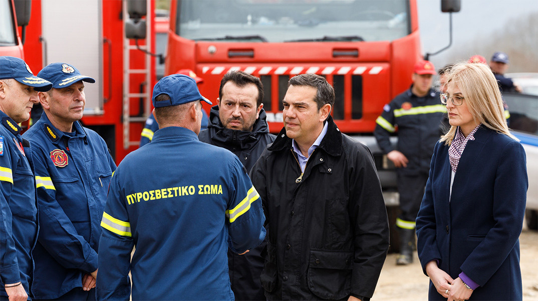 Ο Αλέξης Τσίπρας στον τόπο του σιδηροδρομικού δυστυχήματος στα Τέμπη