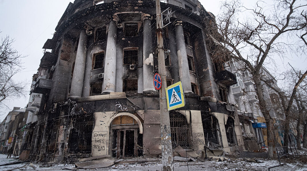Βομβαρδισμένο κτίριο στην πόλη Μπαχμούτ της Ουκρανίας
