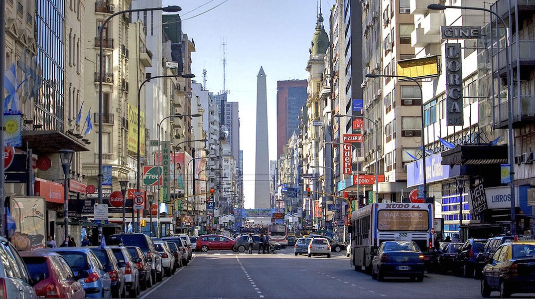 Δρόμος στο Μπουένος Άιρες με φόντο τον χαρακτηριστικό οβελίσκο