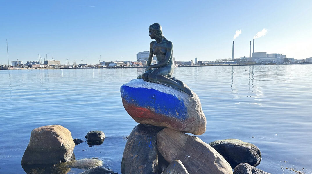 Η Μικρή Γοργόνα στην Κοπεγχάγη με τη ρωσική σημαία ζωγραφισμένη στην πέτρινη βάση της