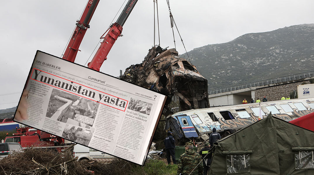 Γερανός απομακρύνει κομμάτι από διαλυμένο βαγόνι στα Τέμπη μετά τη φονική σύγκρουση τρένων