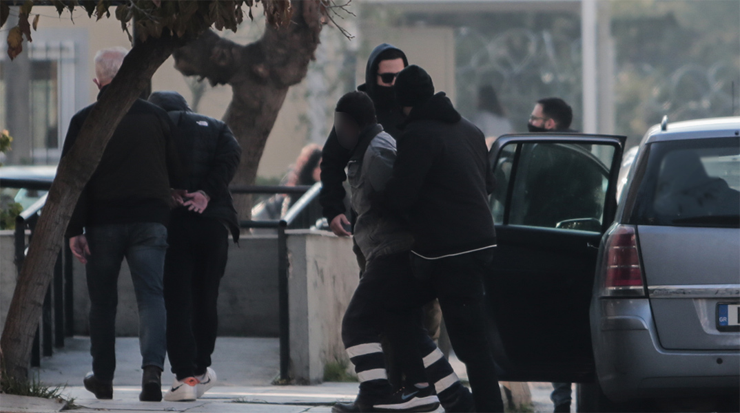 Συλληφθέντες για την υπόθεση βιασμού της 12χρονης στον Κολωνό μεταφέρονται στην ανακρίτρια