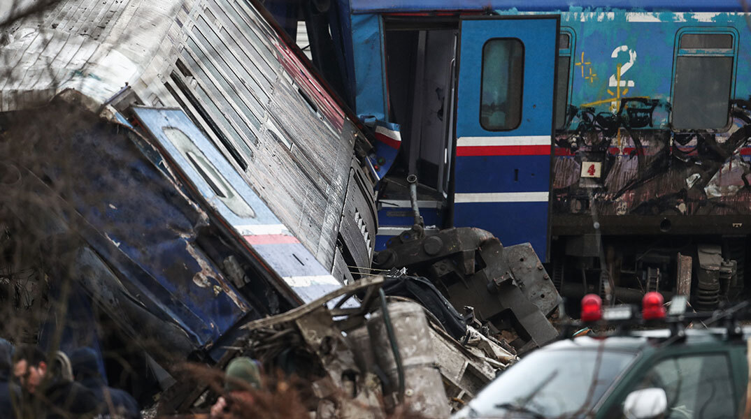 Καταστροφή μετά τη φονική σύγκρουση τρένων στα Τέμπη