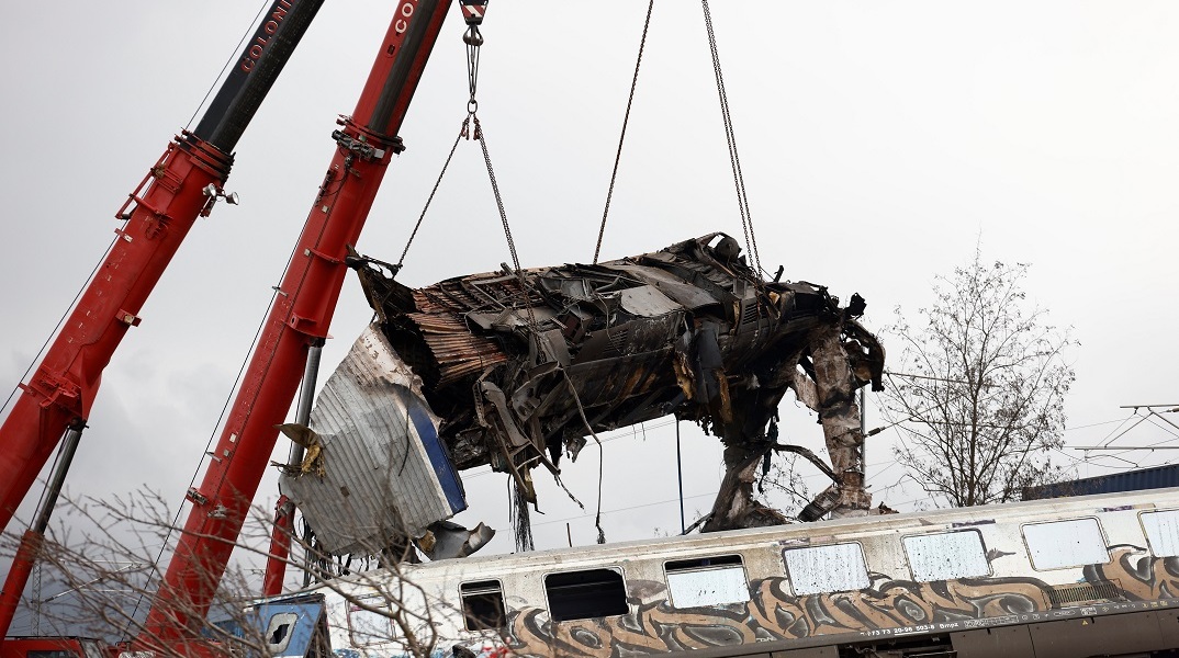 Τέμπη - Σύγκρουση τρένων: Θα γίνει τεμαχισμός του τρίτου βαγονιού 