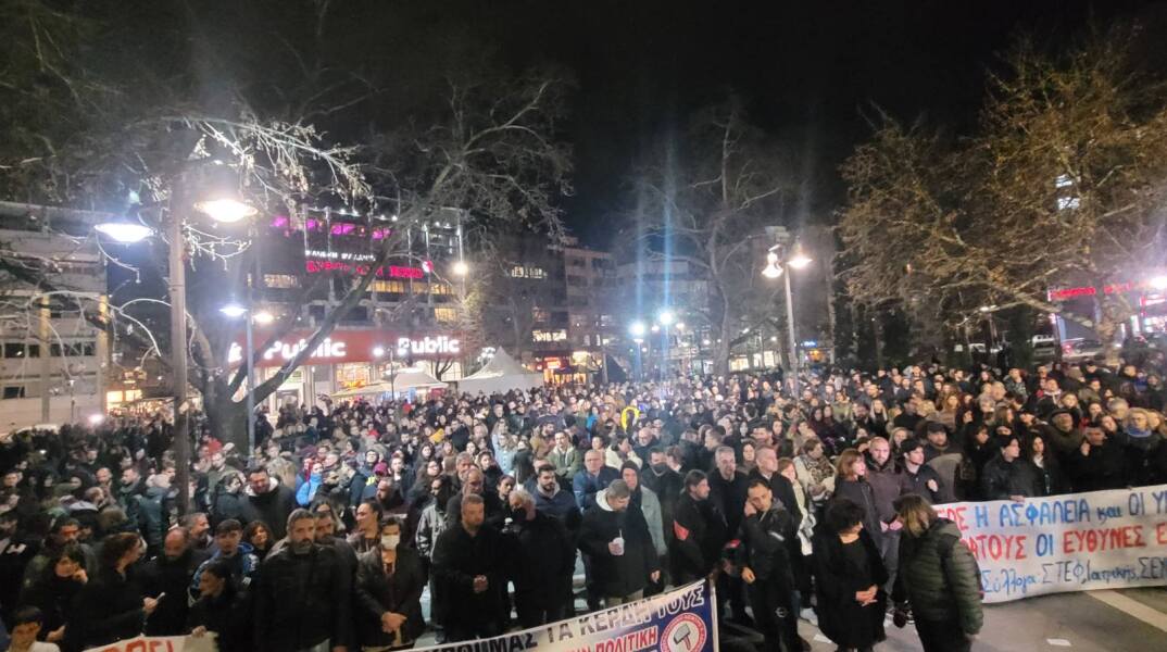 Λάρισα: Μεγάλο συλλαλητήριο διαμαρτυρίας για τα θύματα των Τεμπών (φωτό – βίντεο)