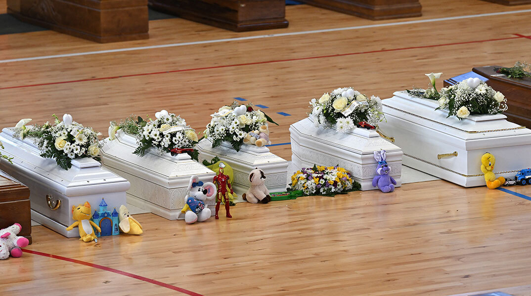 Παιχνίδια δίπλα σε λευκά φέρετρα με τις σορούς των παιδιών από το πολύνεκρο ναυάγιο στην Ιταλία