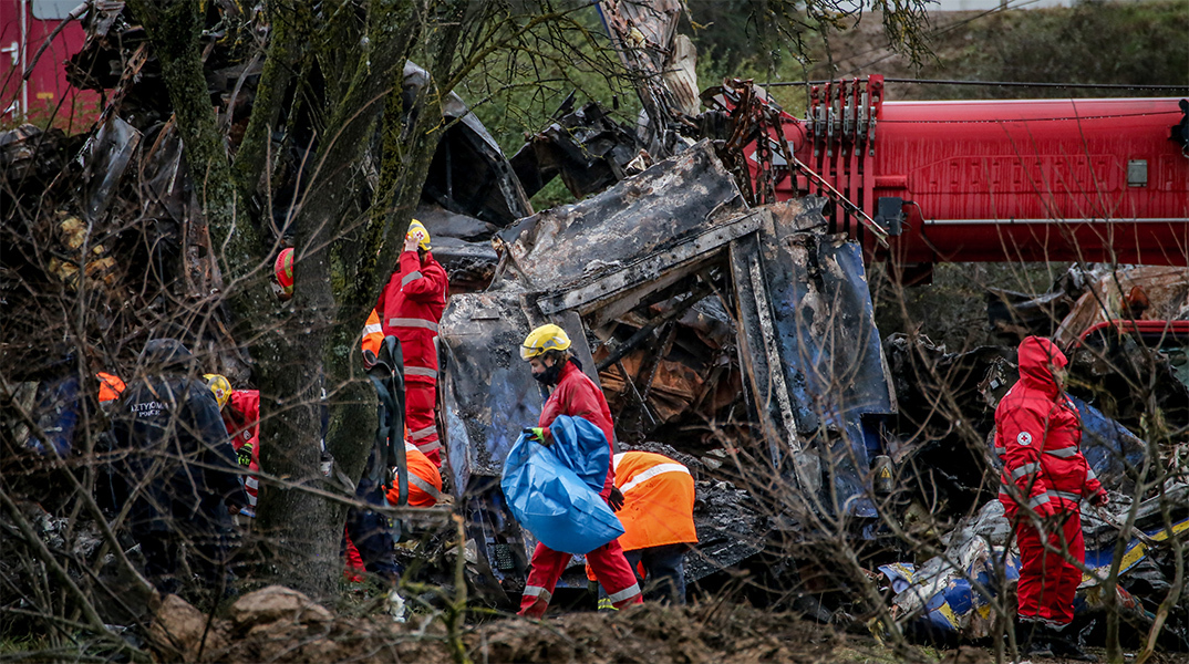 Διασώστες επιχειρούν στον τόπο του δυστυχήματος στα Τέμπη