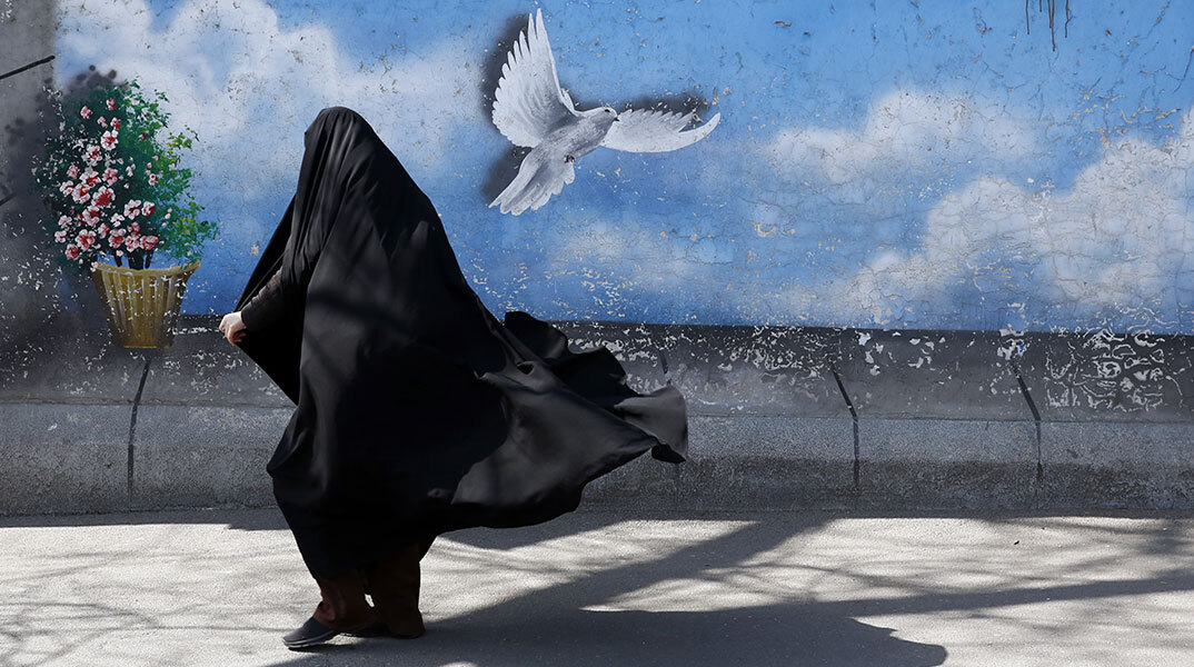 Γυναίκα με μπούρκα στην Τεχεράνη