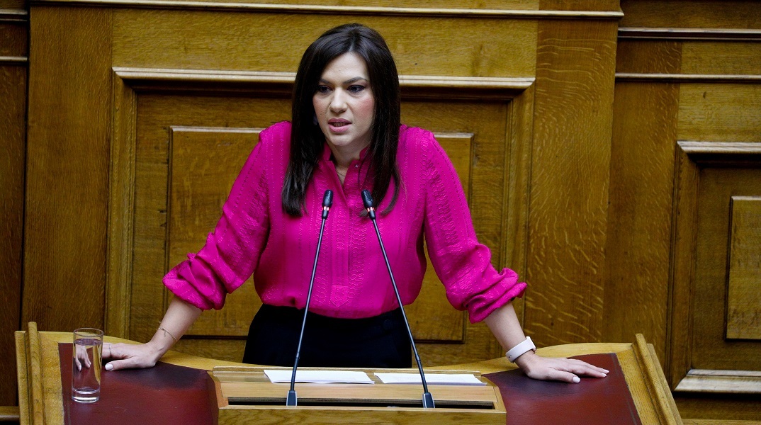 Τέμπη: Η βουλευτής της ΝΔ Στέλλα Μπίζιου καταγγέλλει ότι «επιχειρούν να την συνδέσουν με τον σταθμάρχη»