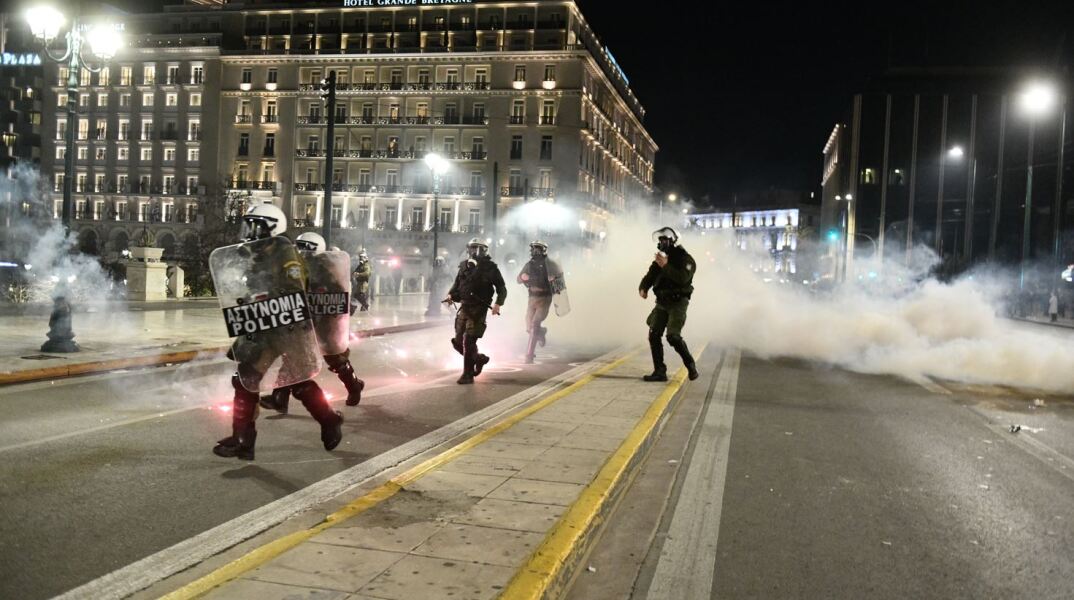 Επεισόδια στο Σύνταγμα στο περιθώριο της κινητοποίησης για την τραγωδία στα Τέμπη