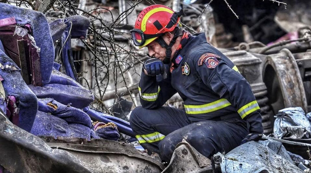 Άνδρας της ΕΜΑΚ στα Τέμπη μετά τη σύγκρουση τρένων