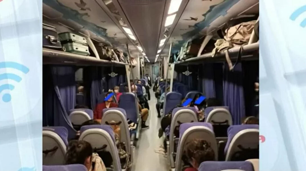 Λίγο πριν τη σύγκρουση τρένων στα Τέμπη επιβάτες βρίσκονται ανυποψίαστοι στο 3ο βαγόνι της αμαξοστοιχίας