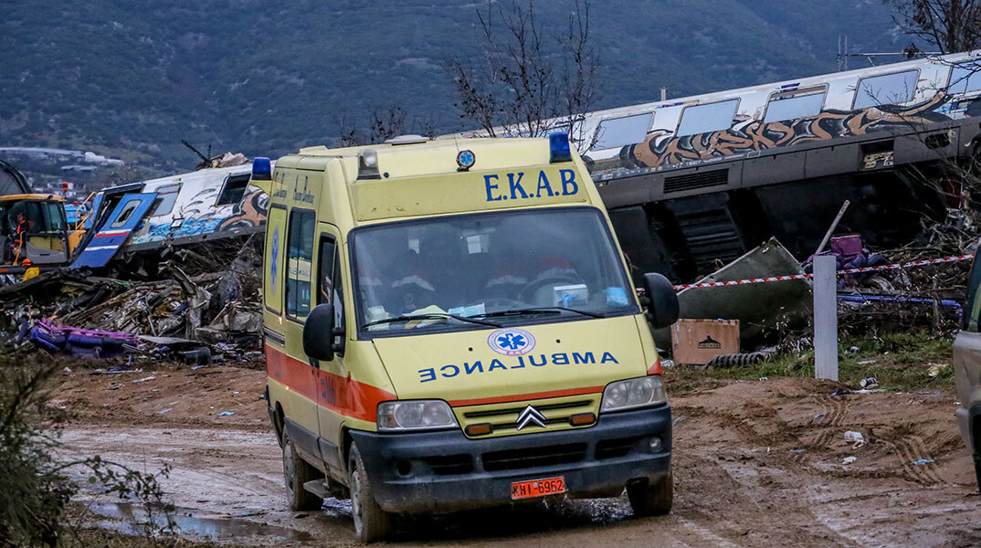 Ασθενοφόρο του ΕΚΑΒ στα Τέμπη στο σημείο που έγινε η σύγκρουση τρένων