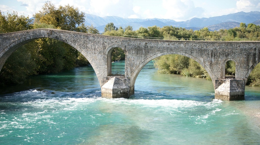 Άρτα: Στο νοσοκομείο 64χρονη που έπεσε από το γεφύρι