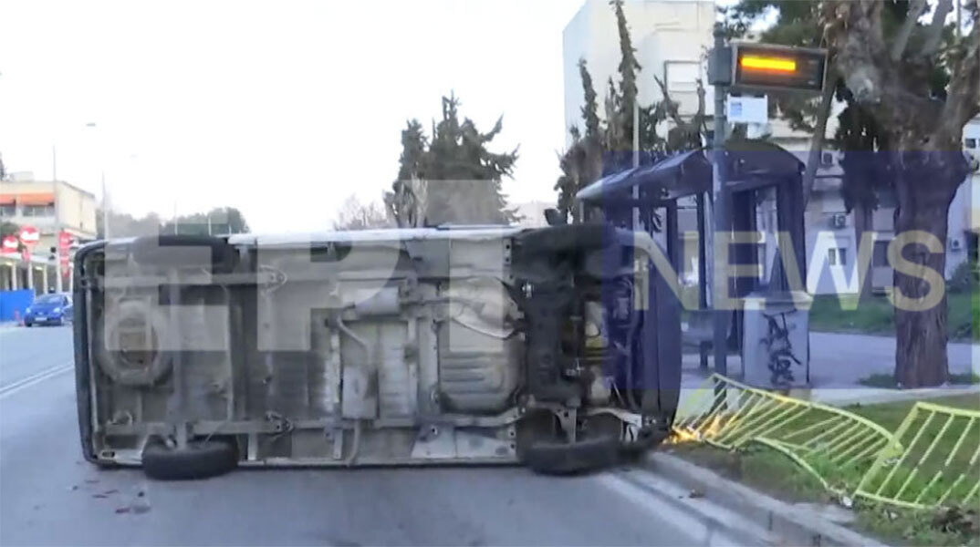 Φορτηγάκι έπεσε πάνω σε στάση του ΟΑΣΘ