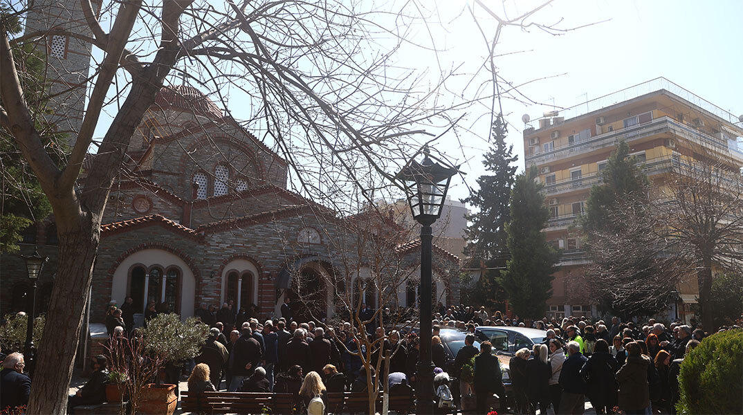 Θρήνος στην κηδεία του 54χρονου αστυνομικού και του 15χρονου γιου του